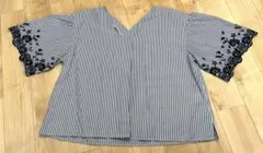 COMME CA ISM コムサイズム ストライプ 花柄刺繍入りネック半袖シャツ