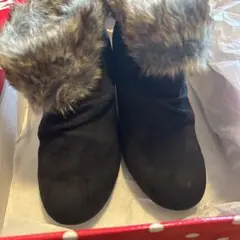 黒いファー付きスエードブーツ