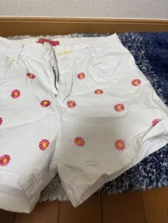 花柄刺繍ホワイトショートパンツ