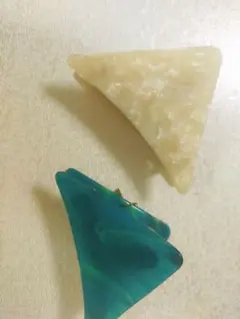 青とホワイトの三角形ヘアクリップ