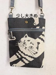 少し大きめスマホポーチ　ハンドメイド　大きな猫柄　グレー