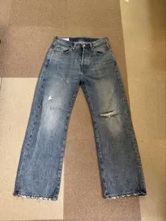 ダメージ加工ブルーデニムパンツ