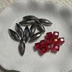 グレーオーバルビーズと赤キューブビーズセット ①