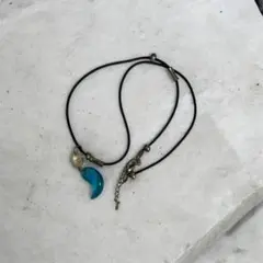 まが玉風 ネックレス ブルー系 三日月モチーフ アジャスター付き