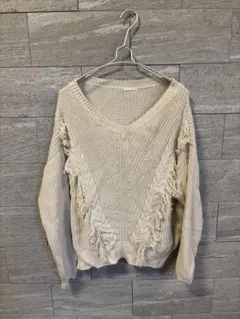 GU アイボリー Vネックセーター M