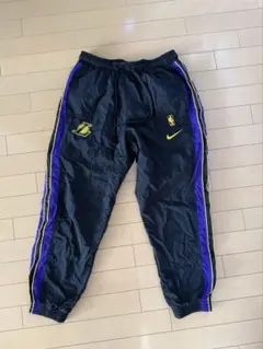 希少XL NIKE NBA レイカーズ ナイロンパンツ 刺繍ロゴ トラックパンツ タグ付 NBA 別注ロゴ刺繍 撥水ナイロンパンツ レイカーズ ブラック