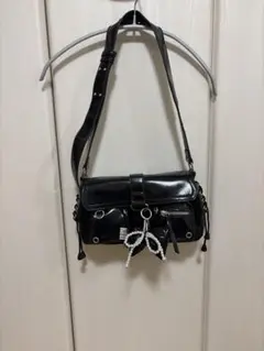 ブラック エナメルショルダーバッグ パールリボン
