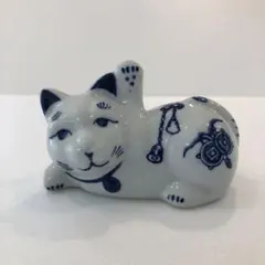【新品】招き猫 青花猫 ねそべり 染付 置物 陶器製 縁起物 福を呼ぶ