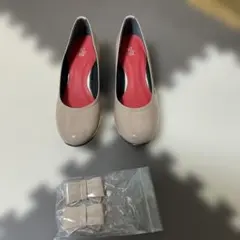 KIBERA ベージュ パンプス 光沢仕上げ