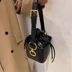 オシャレな形のハンドバッグ✨お出かけにピッタリ　ショルダーバッグ