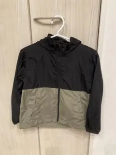 黒とカーキのフード付きジャケット