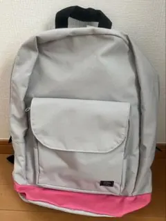 グレーとピンクのリュック
