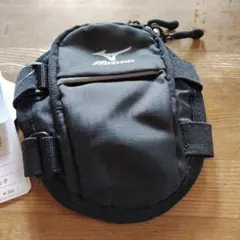 腕に付ける小さなバッグ