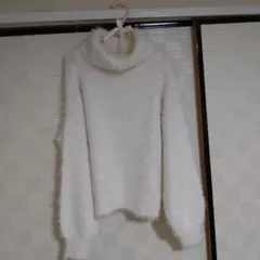 ホワイトフェザーヤーンラメニット　 タートルネック 　M　ふわふわ