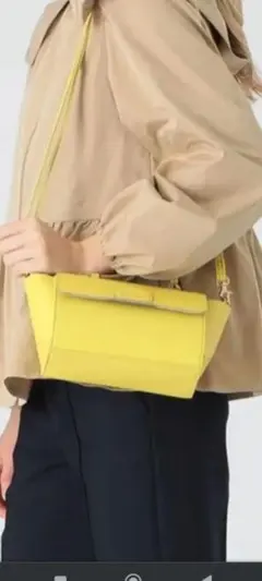 BLUE LABELクレストブリッジ　黄色のレザーフラップミニバック