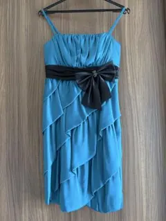 青いフリルパーティードレス