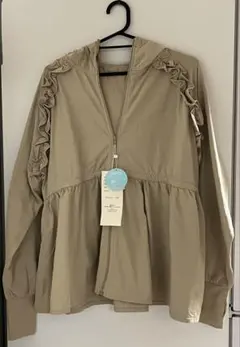 ベージュ フリル付きジップアップラッシュガード