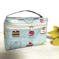 【バニティポーチ】爽やかな水色　ケーキとマカロン柄ポーチ