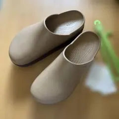 crocsベージュ 合成皮革 プラットフォームサンダル