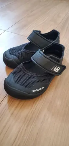 new balance ベビーサンダル 黒
