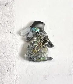 600 紫陽花✴黒うさぎ✴レジンヘアゴムキーホルダーブローチ - メルカリ