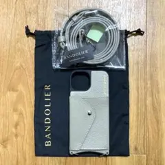 BANDOLIER バンドリヤー　iPhone 15 スマホケース　グレージュ