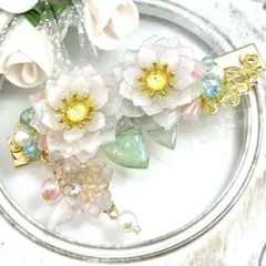 白睡蓮と蝶のヘアクリップ