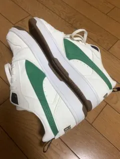 グリーン スニーカー