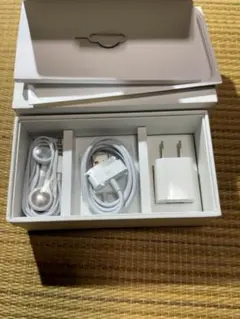 Apple iPhone 4S 64GB　箱と 付属品　（本体は無し）