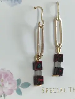 赤いキューブ型のチェコビーズ　ピアス【再々販】