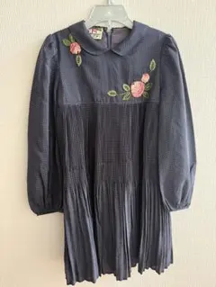 子ども服　ワンピース　レトロ　プリーツ　花刺繍　ドットネイビー130cm 日本製