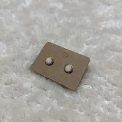ホワイト円形スタッドピアス
