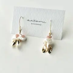 シェル×インカローズ×ゴールドパーツのショートピアス/イヤリング