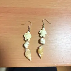 ハンドメイド ウミガメ×天然貝 ピアス