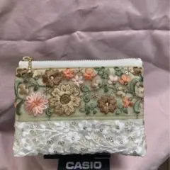 みやび様【オーダー品】インド刺繍リボンのミニポーチとストラップ みやび様【オーダー品】インド刺繍リボンのミニポーチとストラップ