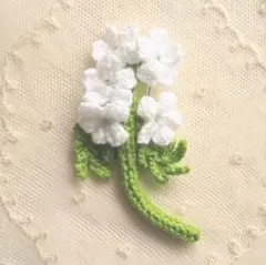 ブローチ　コサージュ　刺繍　おしゃれ　可愛い　ハンドメイド　かぎ針　編み物　白