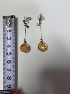 オレンジ樹脂ドロップ型ピアス