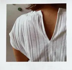 R JUBILEE リブ編み バックネックの開きが素敵な５部袖カットソー