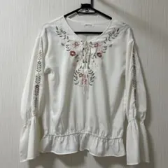 刺繍入りホワイトフレアスリーブブラウスのサムネイル