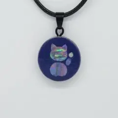 人や客を招く 招き猫 モチーフ 螺鈿 ネックレス 紫　桔梗色　プチギフト　縁起物