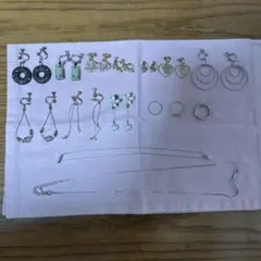 多様なデザインのイヤリングセット、指輪、ネックレス
