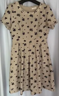 花柄半袖ひざ丈ワンピース