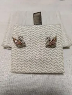 スワロフスキー　スタッズピアス　スワン　ピンク