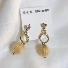 新品未使用⭐️SHOO-LA-RUE レトロ調ピアス 揺れる毛玉が可愛いのサムネイル