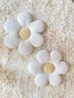 【2個セット】お花クッション カー用品 ホワイト インテリア 洗濯可のサムネイル