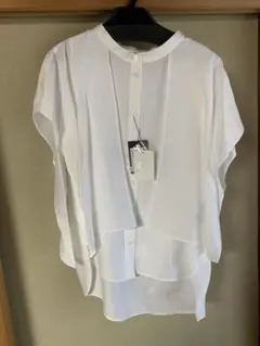 ホワイトノースリーブシャツ フリルデザイン　aga