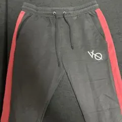 VQ ジョガーパンツ 黒と赤のストライプ