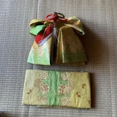 七五三　伝統的な和柄 結び帯 金色と緑色　７歳用