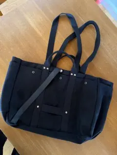 黒のトートバッグ ショルダーストラップ付き