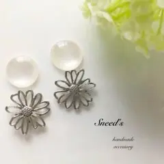 ▪シルバーフラワーチャームシェルベージュカボションピアス/イヤリング